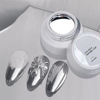 Silberne Metallic-Nagellackierung