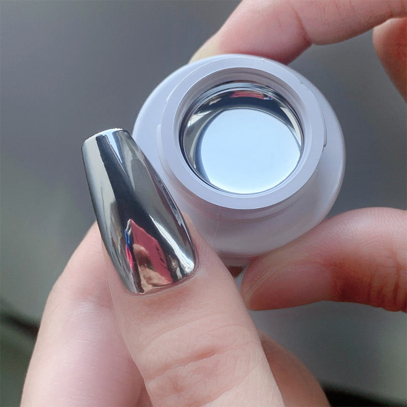 Silberne Metallic-Nagellackierung