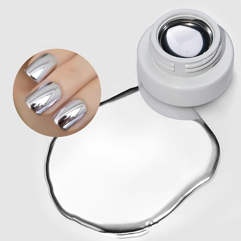 Silberne Metallic-Nagellackierung