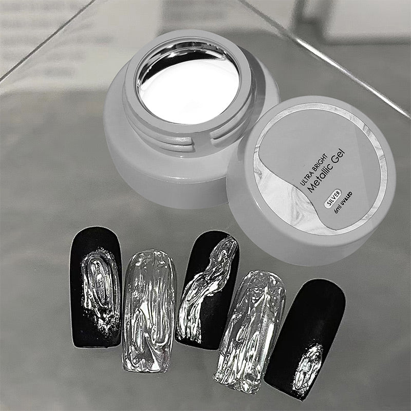 Silberne Metallic-Nagellackierung