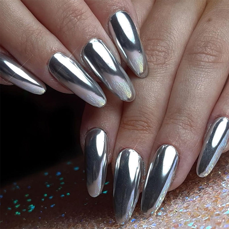 Silberne Metallic-Nagellackierung