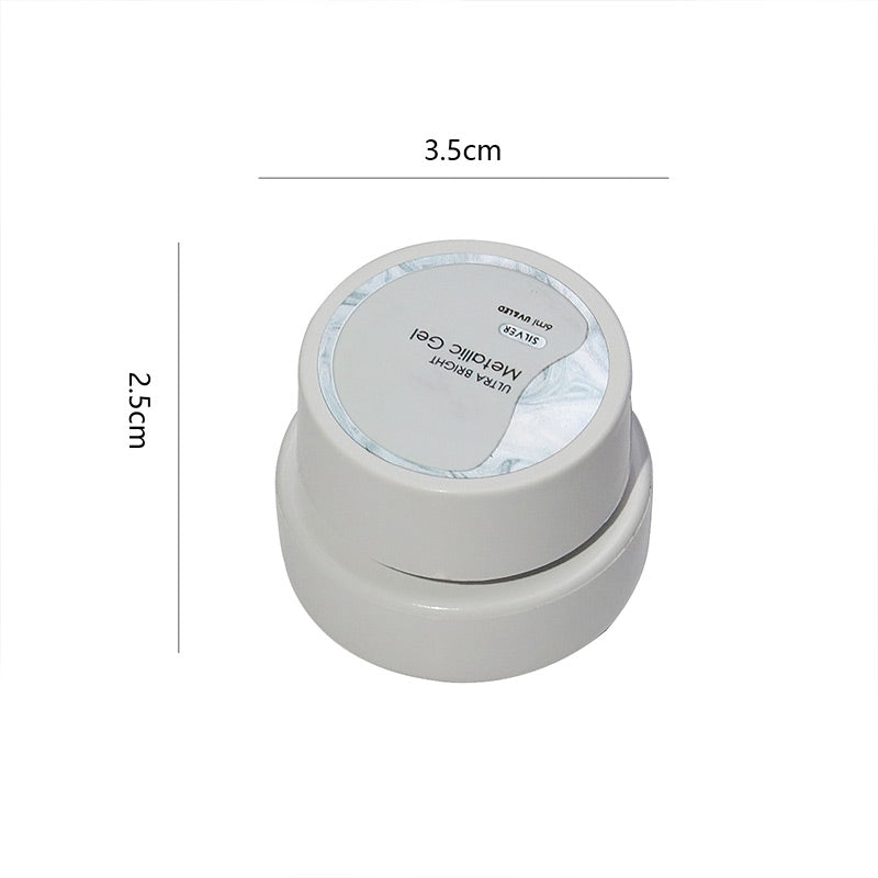 Silberne Metallic-Nagellackierung