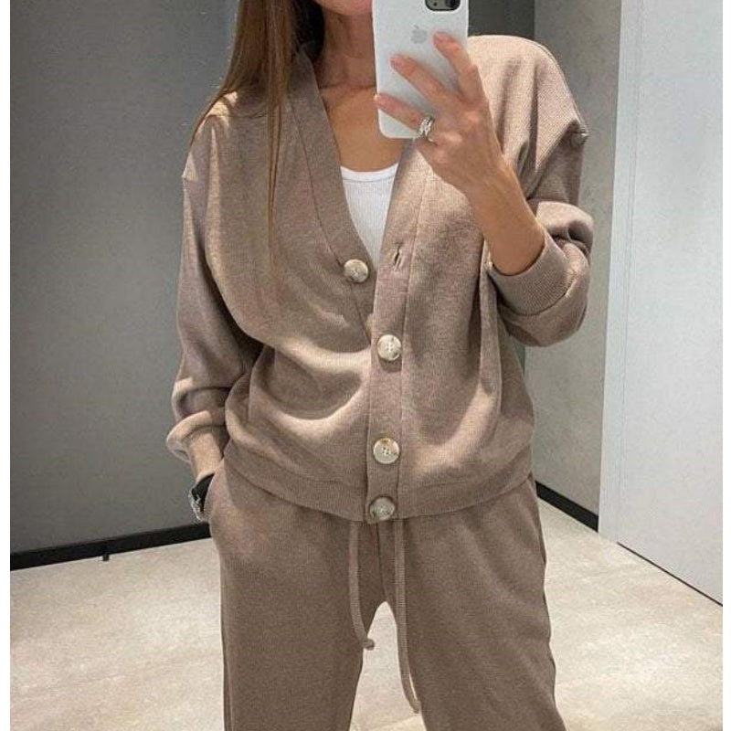 47%Rabatt💥 Herbstlicher neuer Stil Zweiteiliges Set aus gestrickter Jacke mit Knöpfen und Hose für Damen