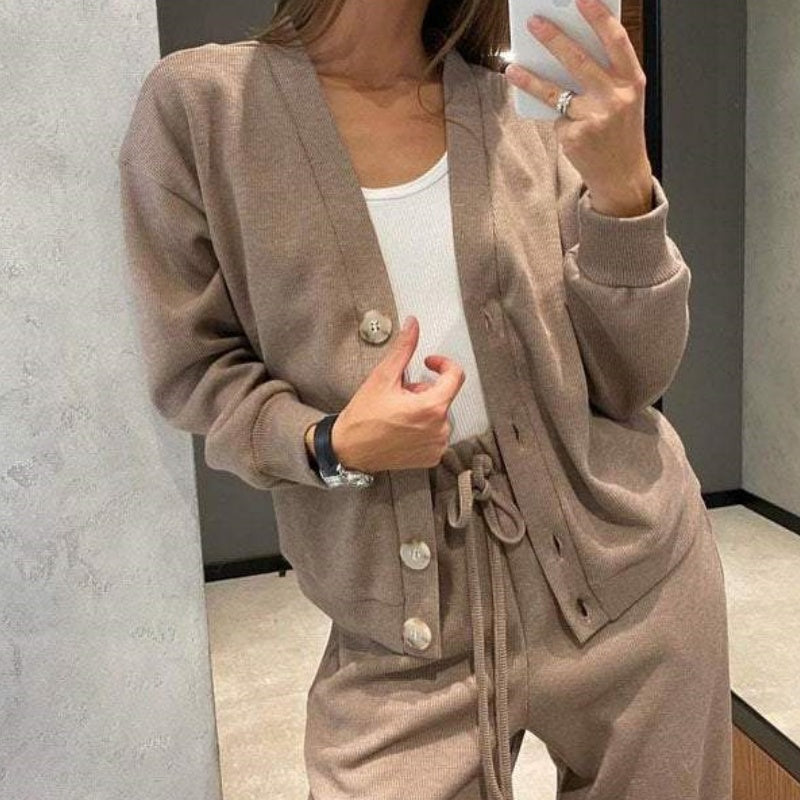 47%Rabatt💥 Herbstlicher neuer Stil Zweiteiliges Set aus gestrickter Jacke mit Knöpfen und Hose für Damen