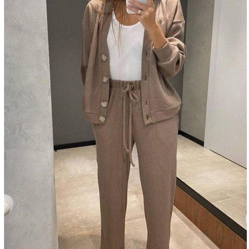 47%Rabatt💥 Herbstlicher neuer Stil Zweiteiliges Set aus gestrickter Jacke mit Knöpfen und Hose für Damen