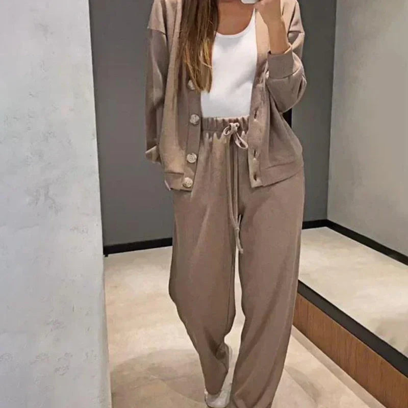 47%Rabatt💥 Herbstlicher neuer Stil Zweiteiliges Set aus gestrickter Jacke mit Knöpfen und Hose für Damen