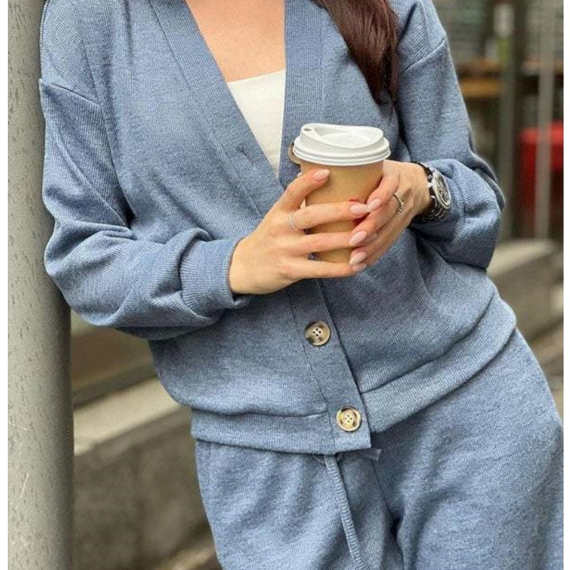 47%Rabatt💥 Herbstlicher neuer Stil Zweiteiliges Set aus gestrickter Jacke mit Knöpfen und Hose für Damen