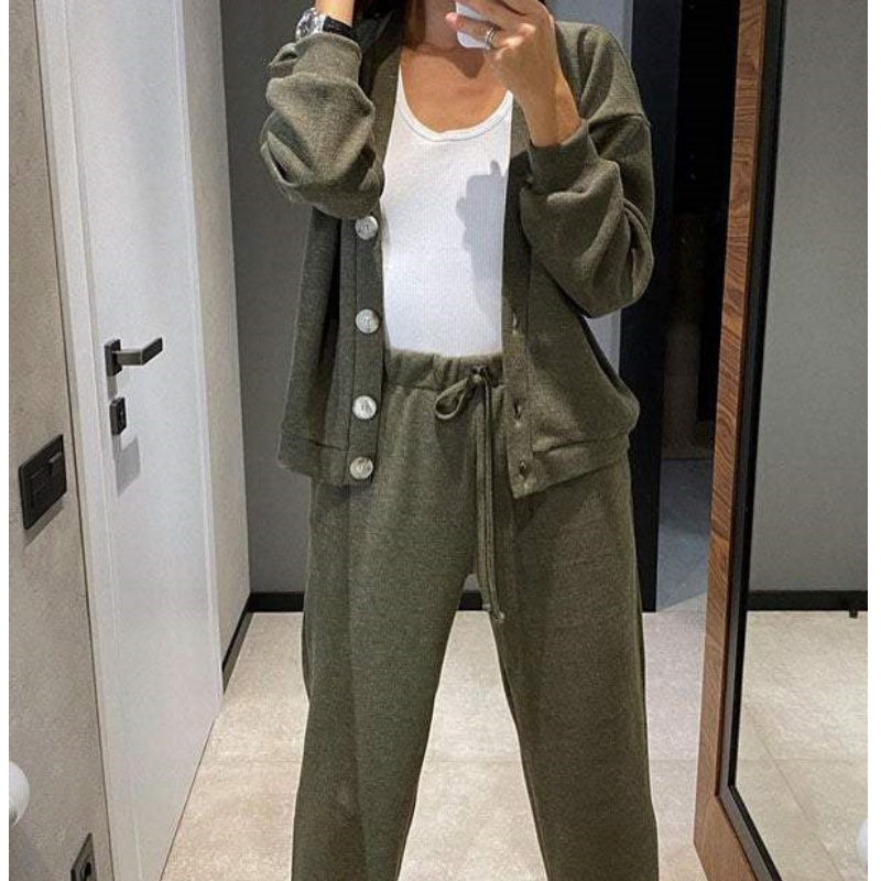 47%Rabatt💥 Herbstlicher neuer Stil Zweiteiliges Set aus gestrickter Jacke mit Knöpfen und Hose für Damen