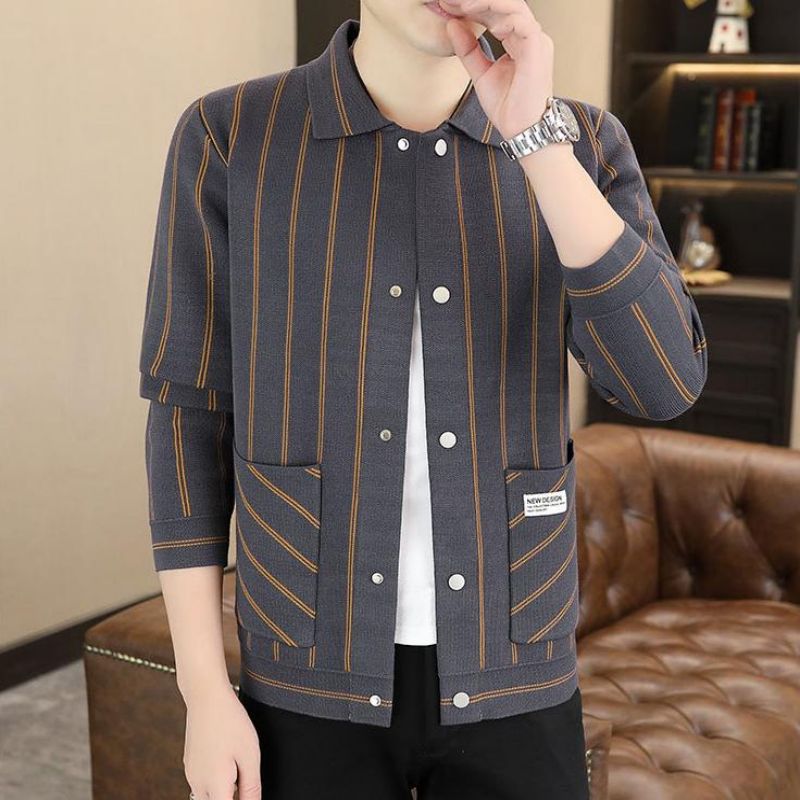 đđLĂ€ssige gestreifte Herren Strickjacke mit Revers