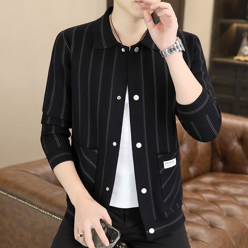 đđLĂ€ssige gestreifte Herren Strickjacke mit Revers