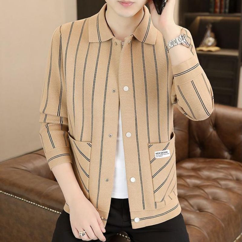 đđLĂ€ssige gestreifte Herren Strickjacke mit Revers