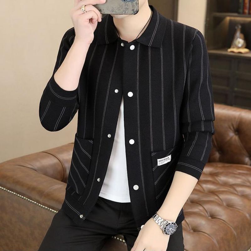 đđLĂ€ssige gestreifte Herren Strickjacke mit Revers