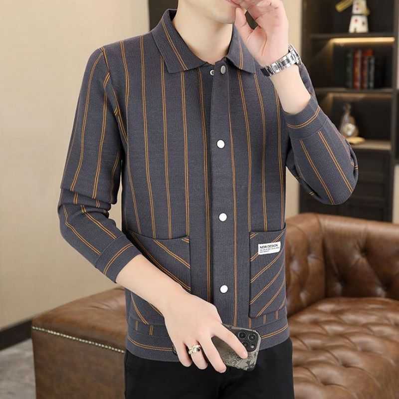 đđLĂ€ssige gestreifte Herren Strickjacke mit Revers