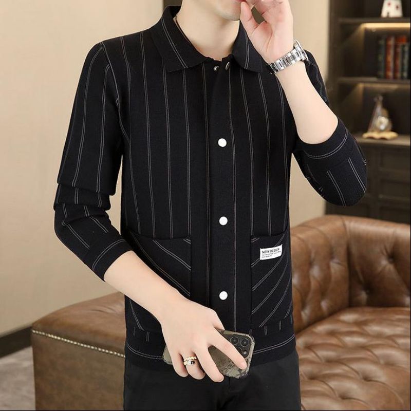 đđLĂ€ssige gestreifte Herren Strickjacke mit Revers