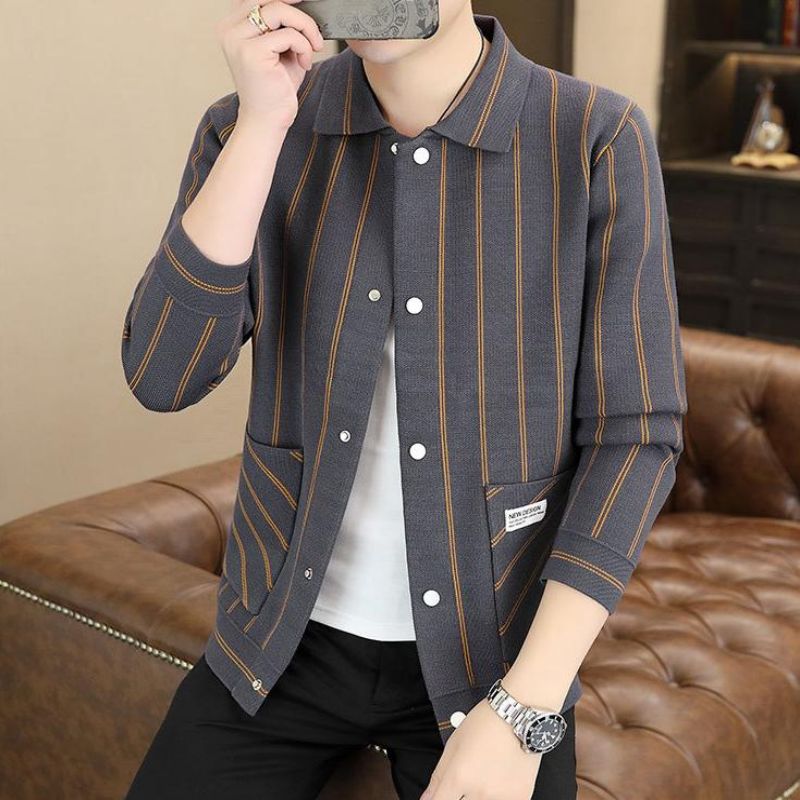 đđLĂ€ssige gestreifte Herren Strickjacke mit Revers