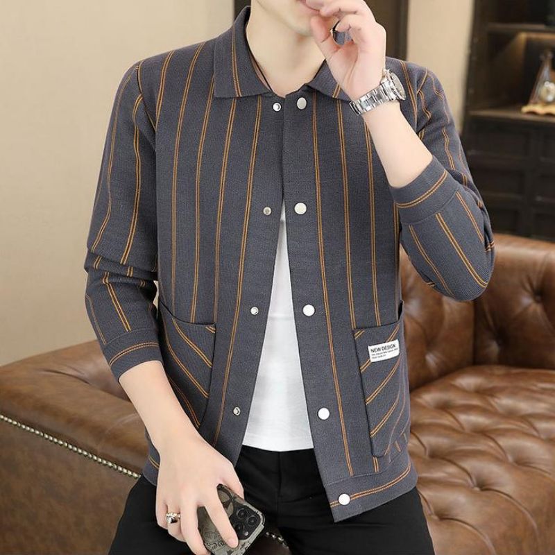 đđLĂ€ssige gestreifte Herren Strickjacke mit Revers
