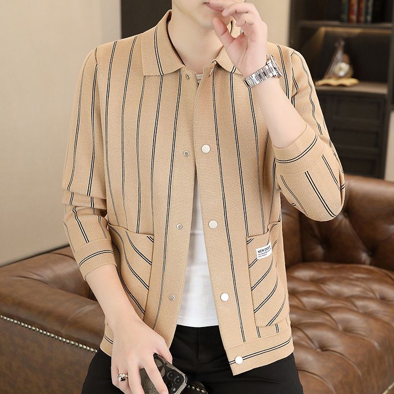 đđLĂ€ssige gestreifte Herren Strickjacke mit Revers