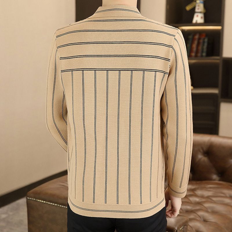 đđLĂ€ssige gestreifte Herren Strickjacke mit Revers