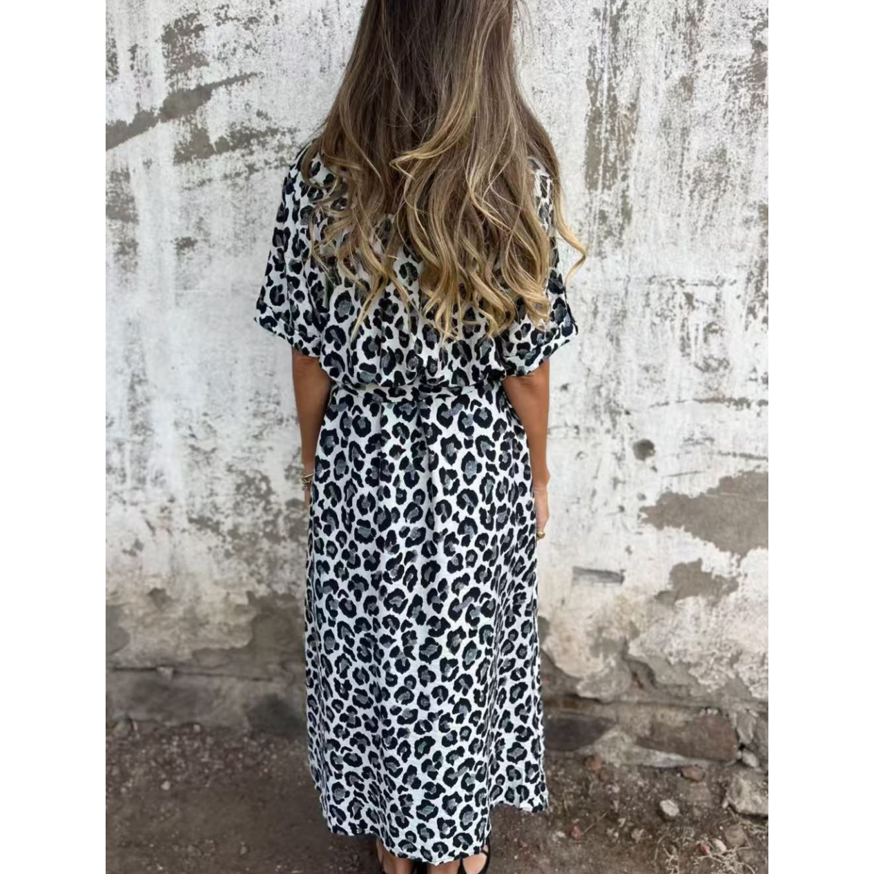 đMaxikleid mit V-Ausschnitt und Leopardenmusterđ