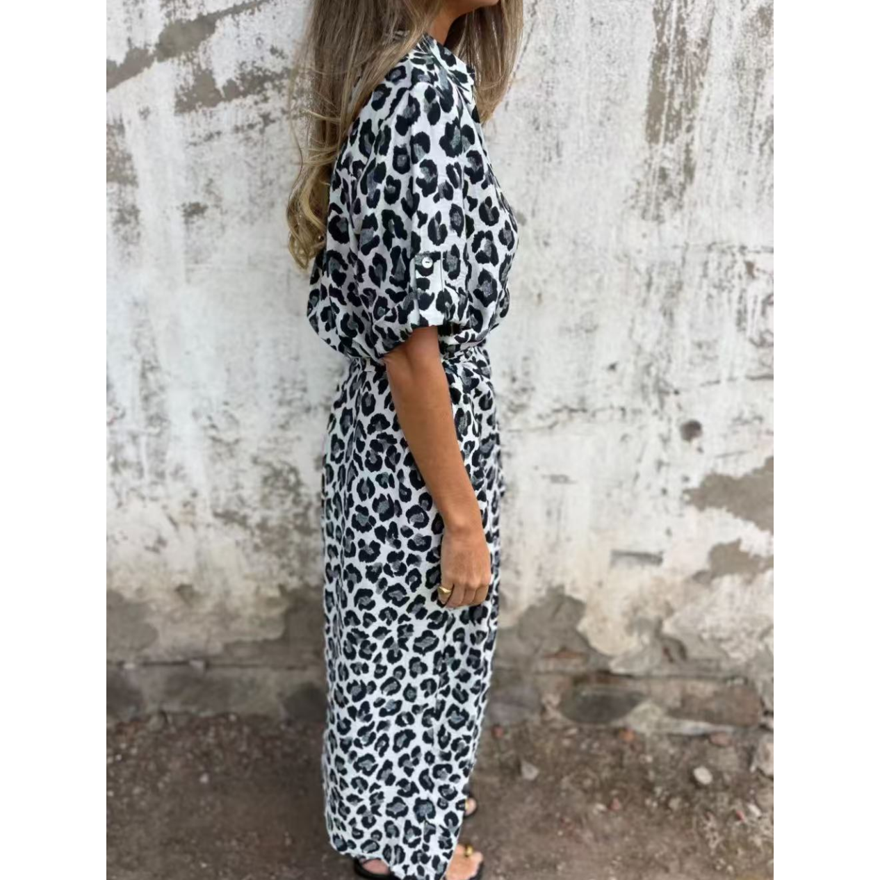 đMaxikleid mit V-Ausschnitt und Leopardenmusterđ