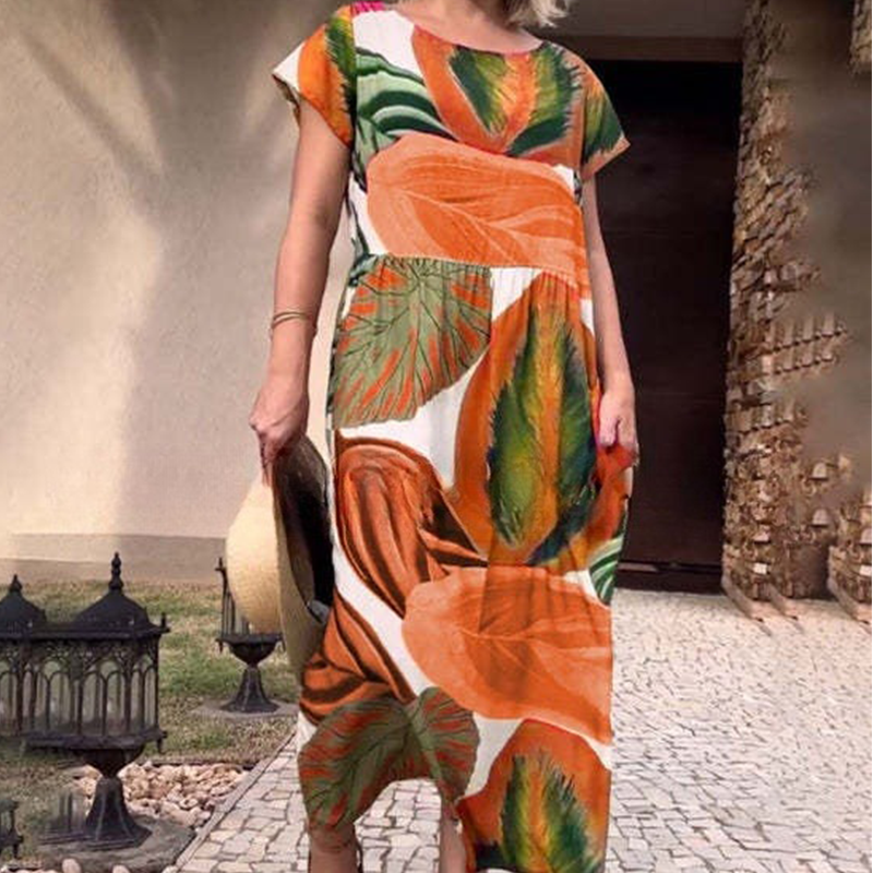 Damenkleid mit Blattdruck, Rundhalsausschnitt, Seitenschlitz und kurzen Ärmeln