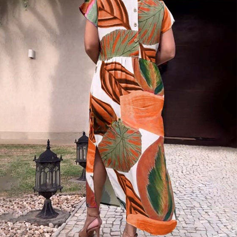 Damenkleid mit Blattdruck, Rundhalsausschnitt, Seitenschlitz und kurzen Ärmeln
