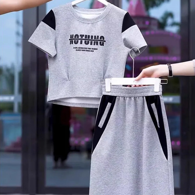 Sportliches Set aus T-Shirt und Midirock mit kurzen Ärmeln (50 % RABATT)