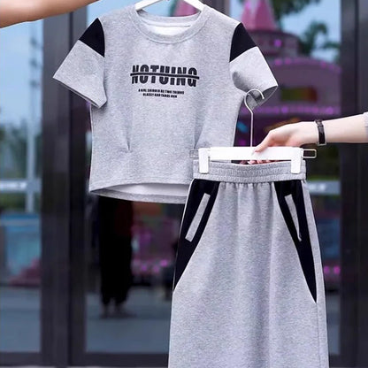 Sportliches Set aus T-Shirt und Midirock mit kurzen Ärmeln (50 % RABATT)