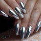 Silberne Metallic-Nagellackierung