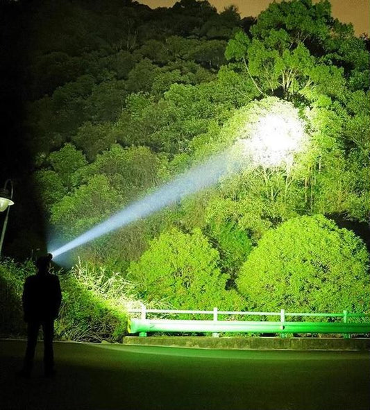 Superhelle, leistungsstarke, hohe Lumen, lange taktische Taschenlampen mit wiederaufladbarer Batterie